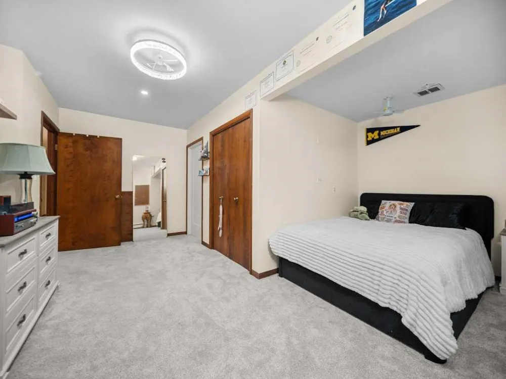 7211 Logan Lane Peninsula Township, MI 49686