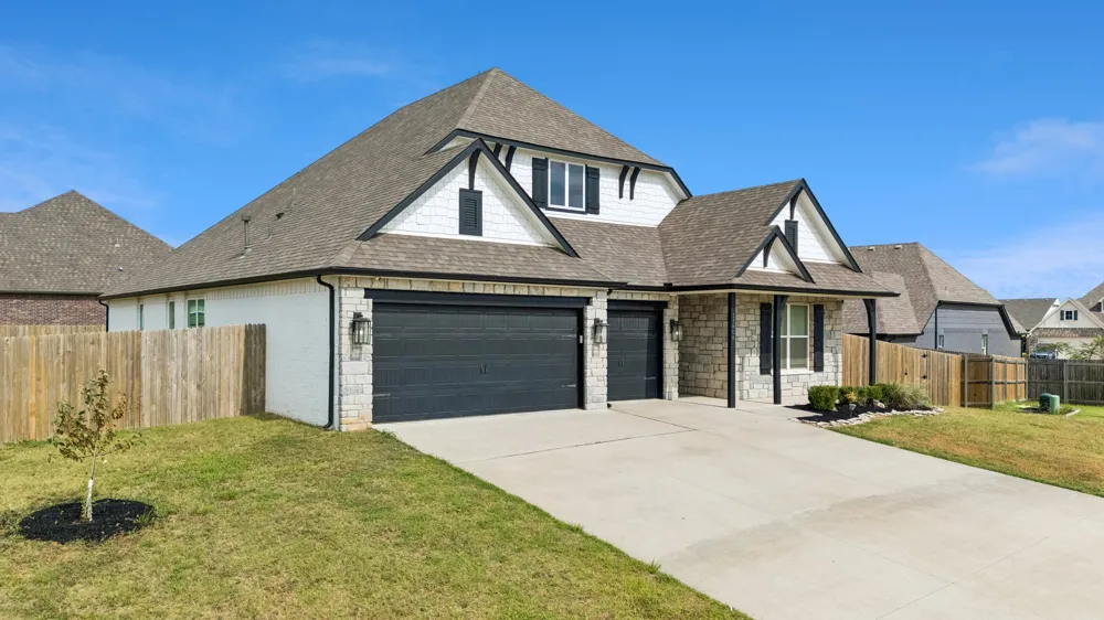 11806 131 EastAvenue Collinsville, OK 74021