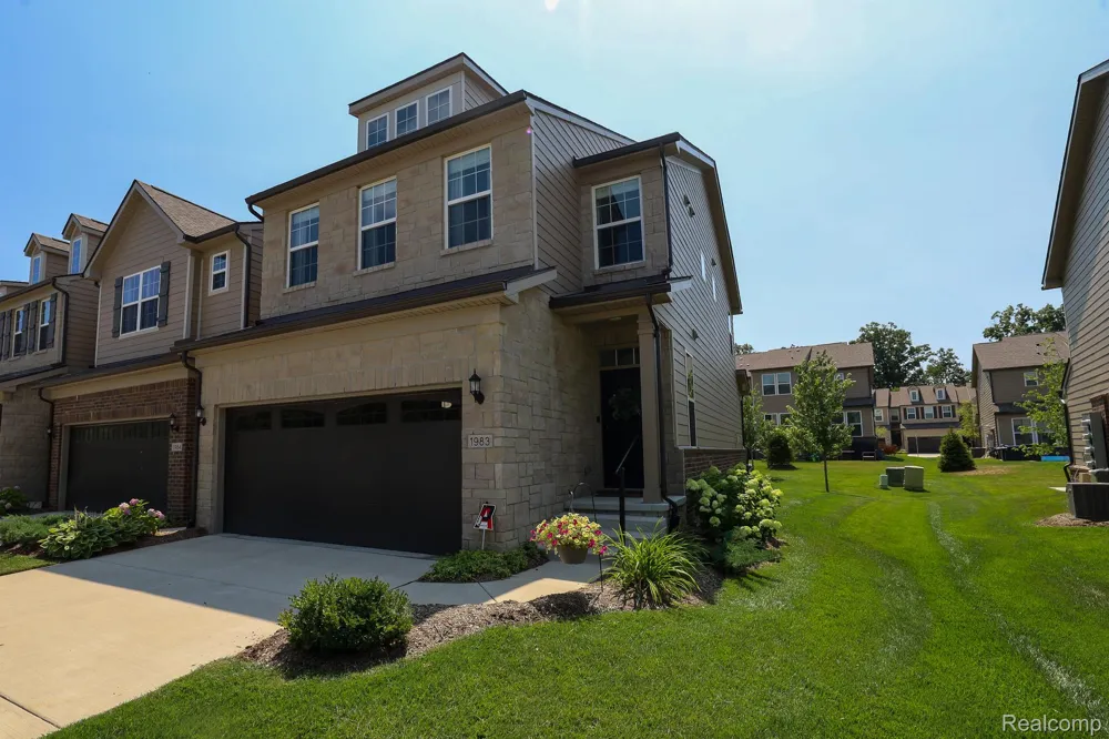 1983 Addison Circle Commerce Charter Township, MI 48390
