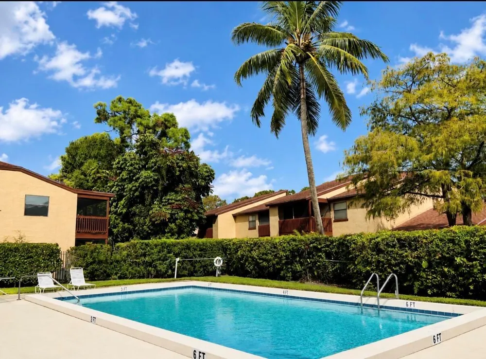 206 Lakeview Drive E Royal Palm Beach, FL 33411