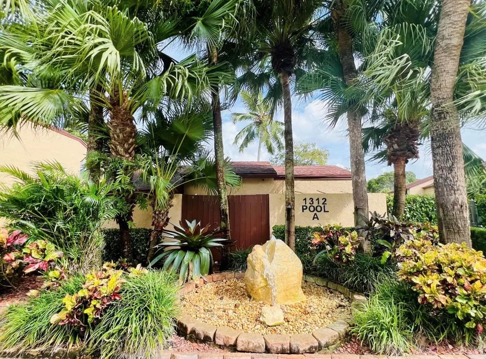 206 Lakeview Drive E Royal Palm Beach, FL 33411