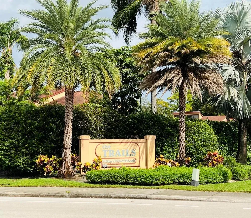 206 Lakeview Drive E Royal Palm Beach, FL 33411