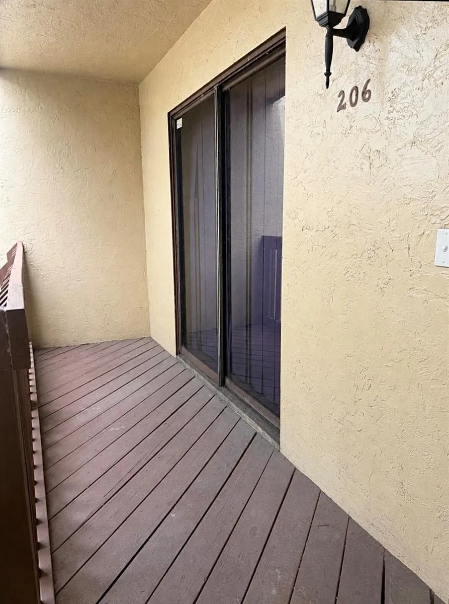 206 Lakeview Drive E Royal Palm Beach, FL 33411