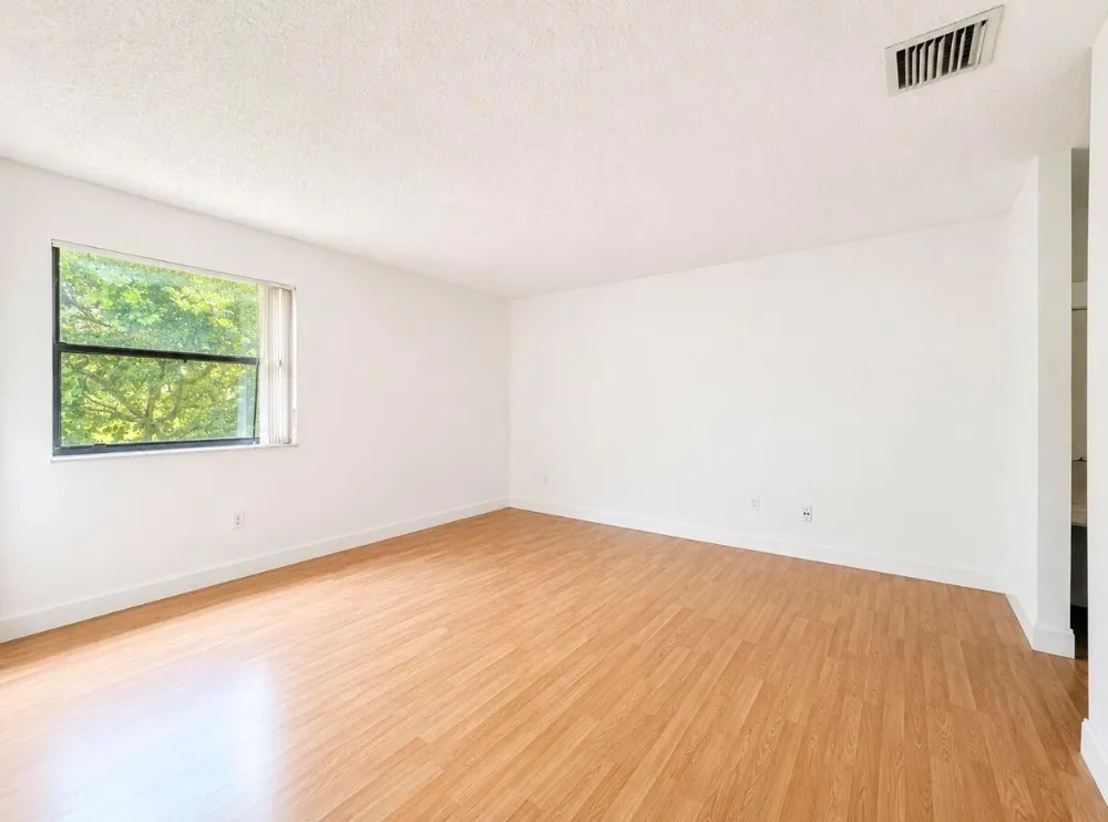 206 Lakeview Drive E Royal Palm Beach, FL 33411