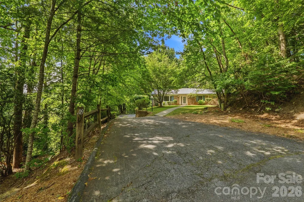 709 Forest Ridge Drive Hendersonville, NC 28791