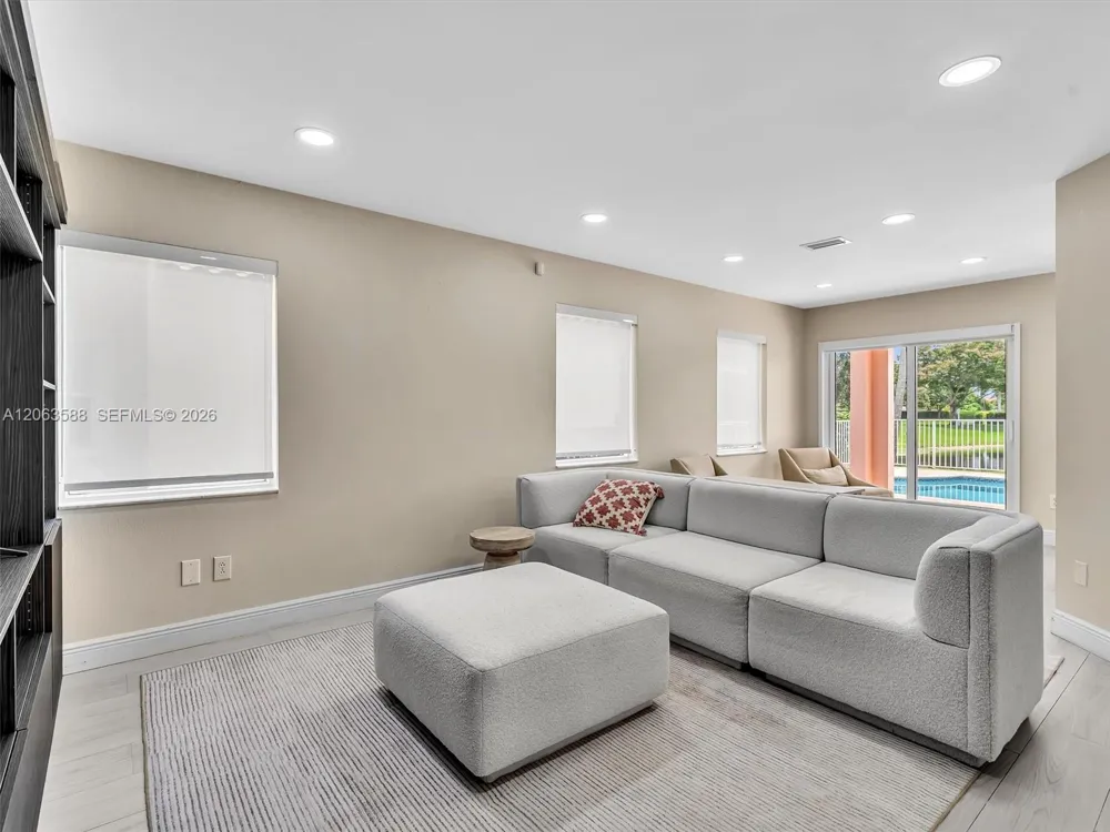 1385 NW 192nd Ter Pembroke Pines, FL 33029