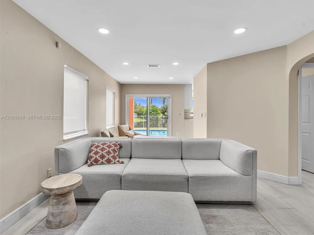 1385 NW 192nd Ter Pembroke Pines, FL 33029