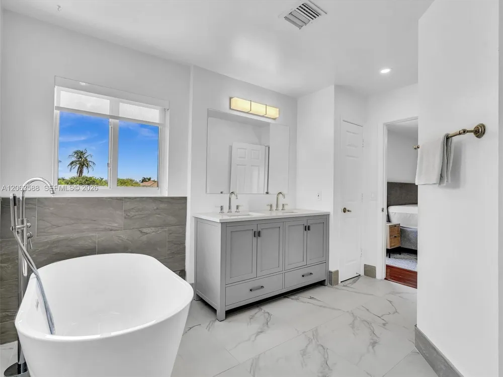 1385 NW 192nd Ter Pembroke Pines, FL 33029