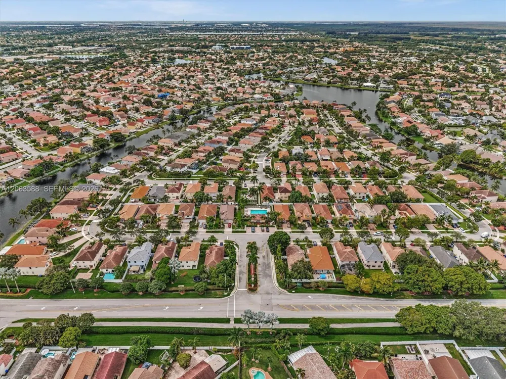 1385 NW 192nd Ter Pembroke Pines, FL 33029