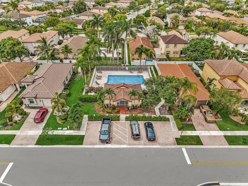 1385 NW 192nd Ter Pembroke Pines, FL 33029