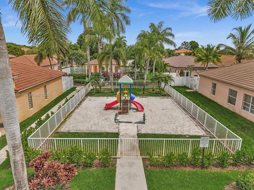 1385 NW 192nd Ter Pembroke Pines, FL 33029