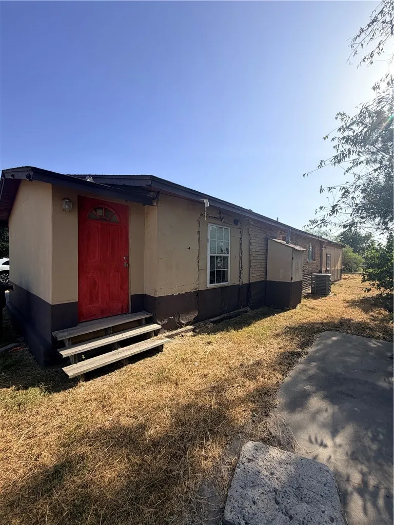 911 S Almond Street Alice, TX 78332
