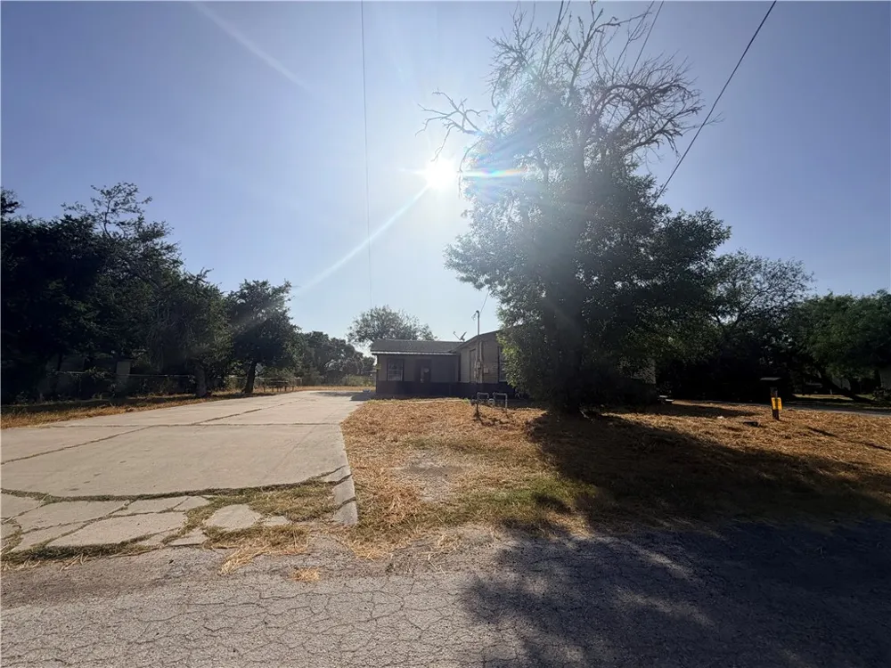 911 S Almond Street Alice, TX 78332