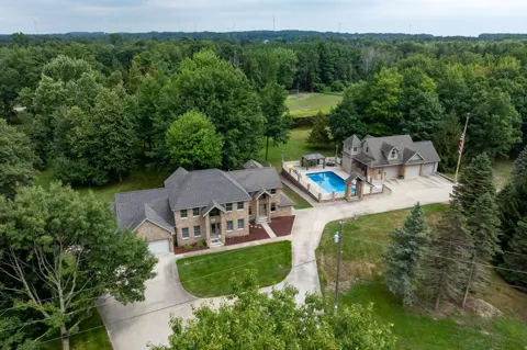 900 E Pine Grove Drive