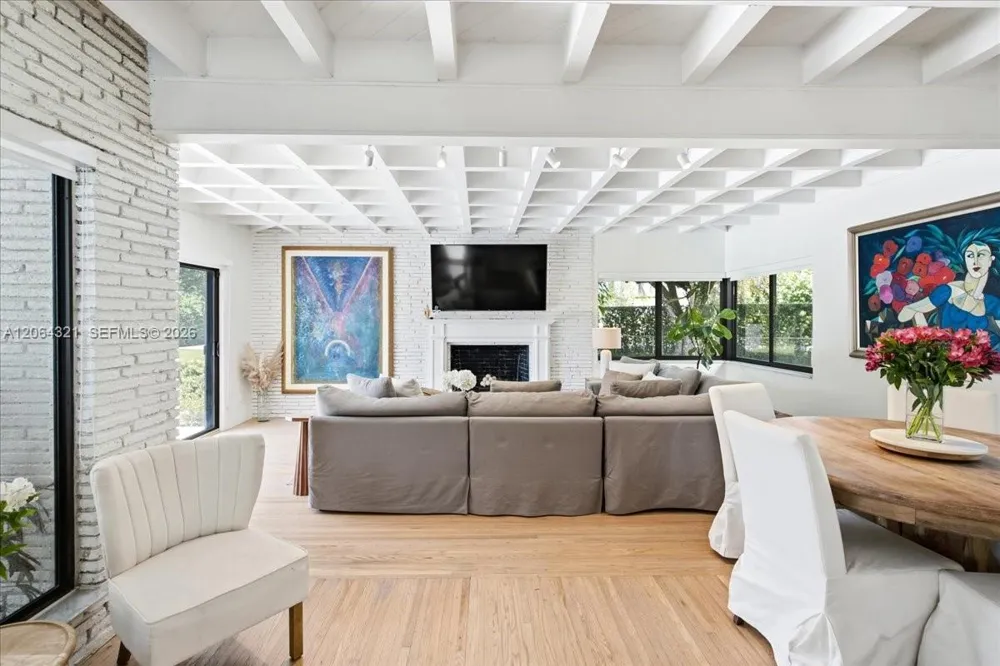 7240 Sunset Dr Miami, FL 33143