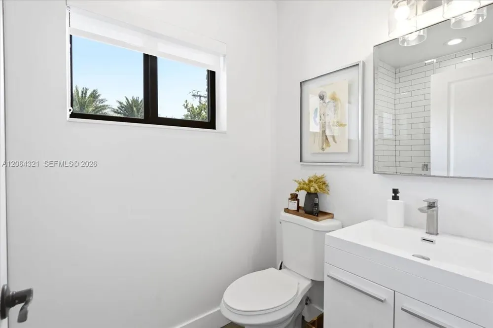 7240 Sunset Dr Miami, FL 33143