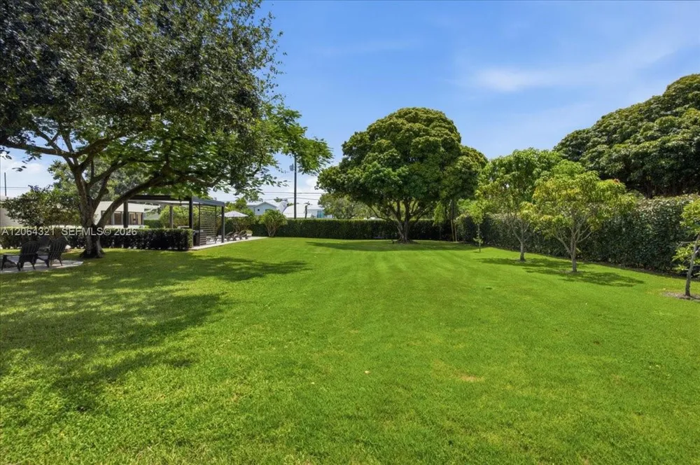 7240 Sunset Dr Miami, FL 33143