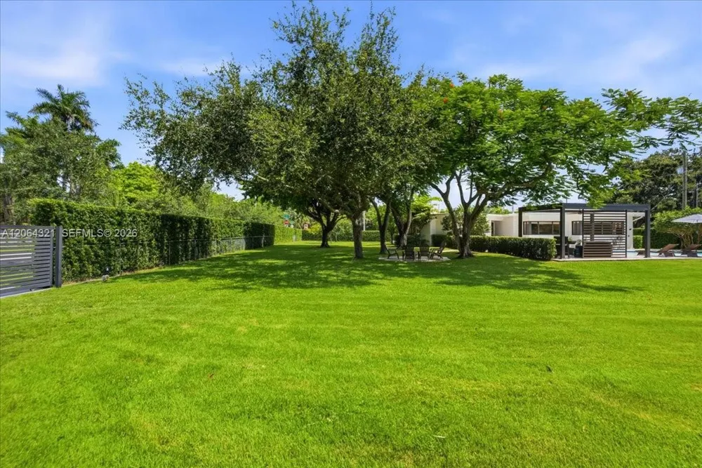 7240 Sunset Dr Miami, FL 33143