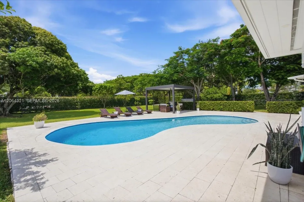 7240 Sunset Dr Miami, FL 33143
