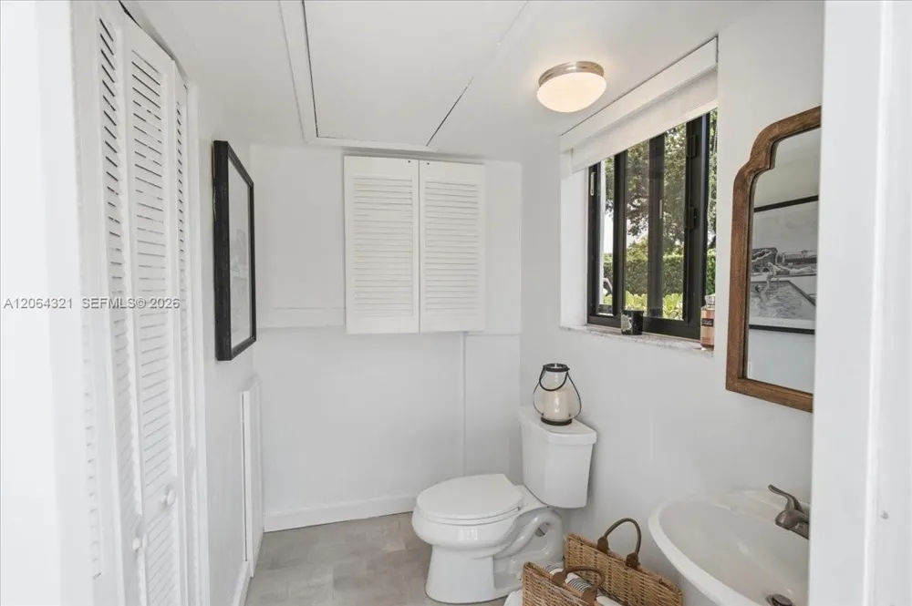 7240 Sunset Dr Miami, FL 33143