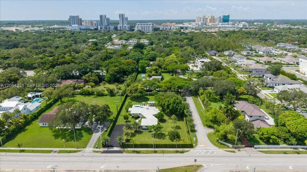 7240 Sunset Dr Miami, FL 33143