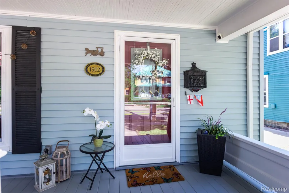 33709 Grand River Avenue Farmington City, MI 48335