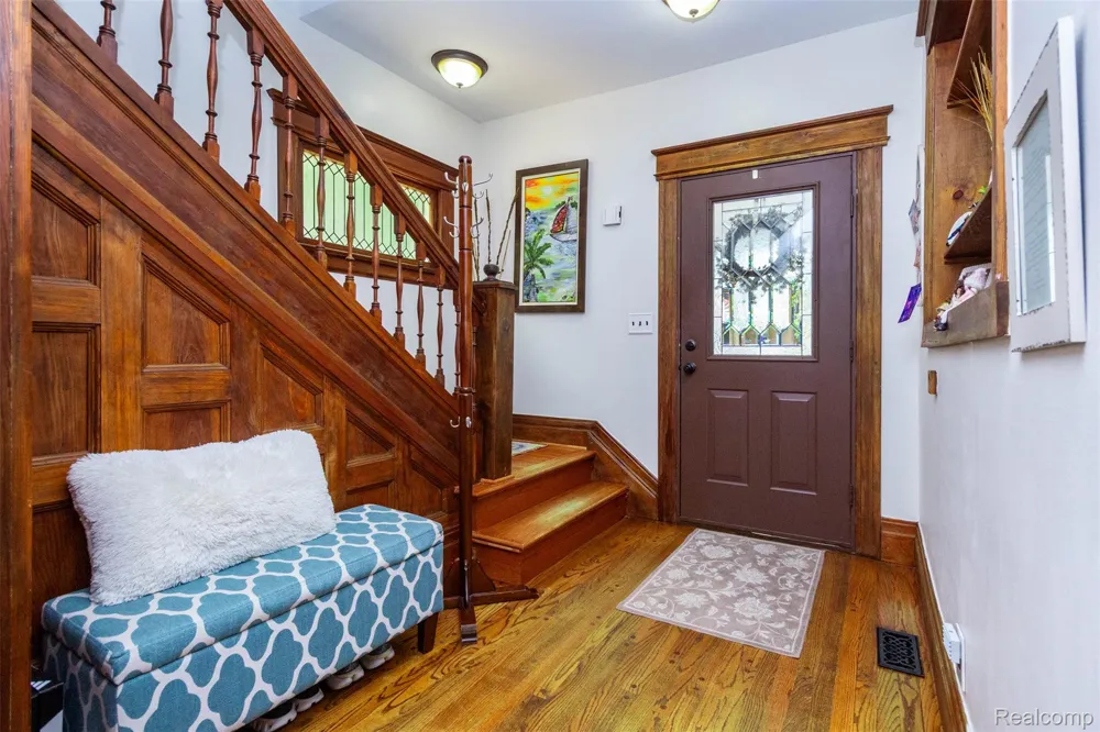 33709 Grand River Avenue Farmington City, MI 48335