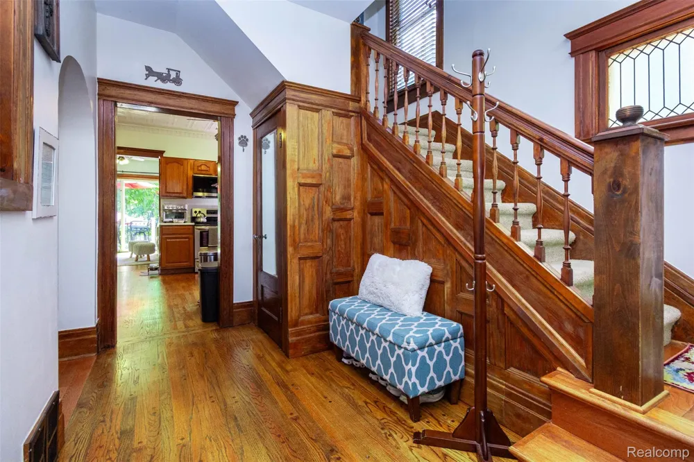33709 Grand River Avenue Farmington City, MI 48335