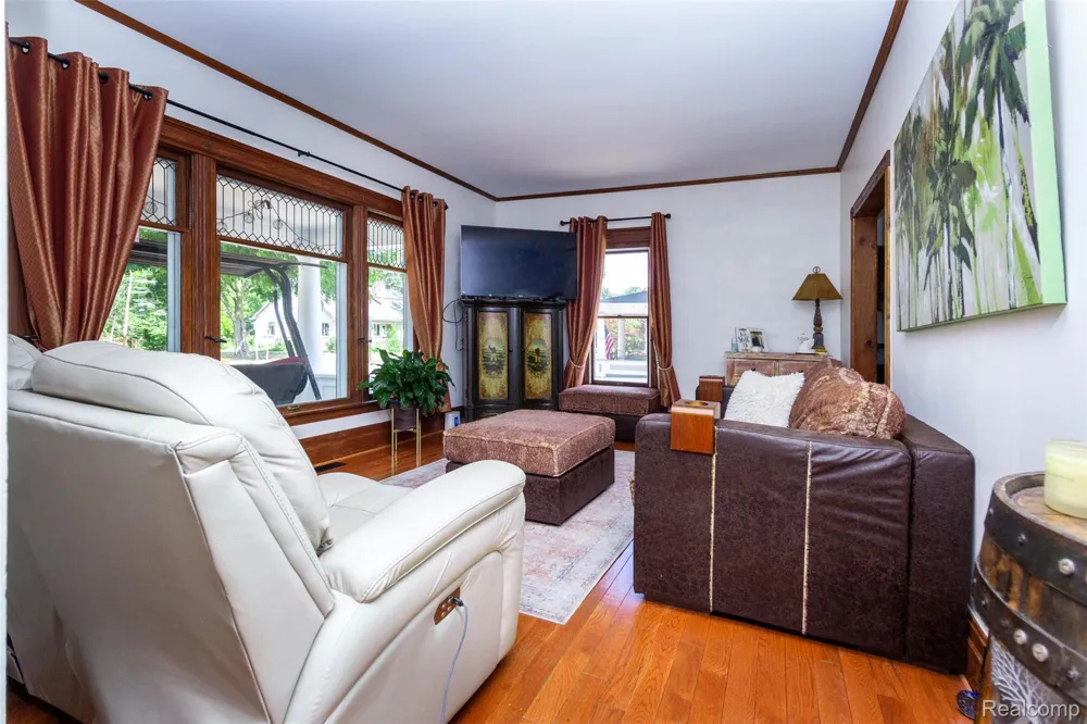 33709 Grand River Avenue Farmington City, MI 48335