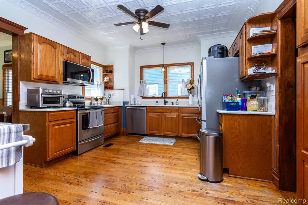 33709 Grand River Avenue Farmington City, MI 48335