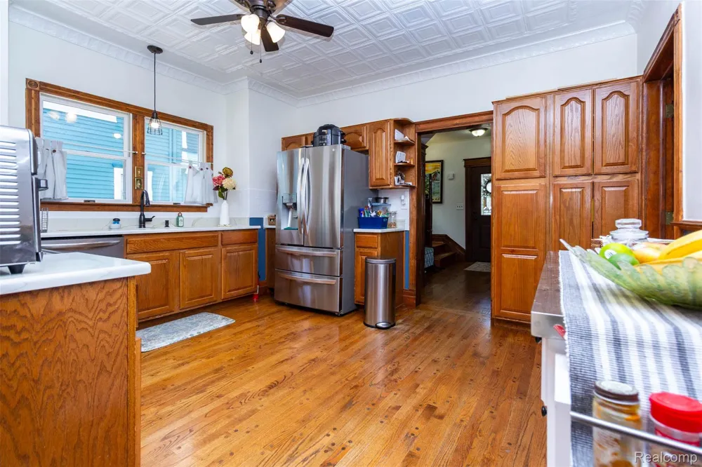 33709 Grand River Avenue Farmington City, MI 48335
