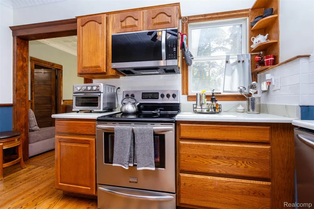 33709 Grand River Avenue Farmington City, MI 48335