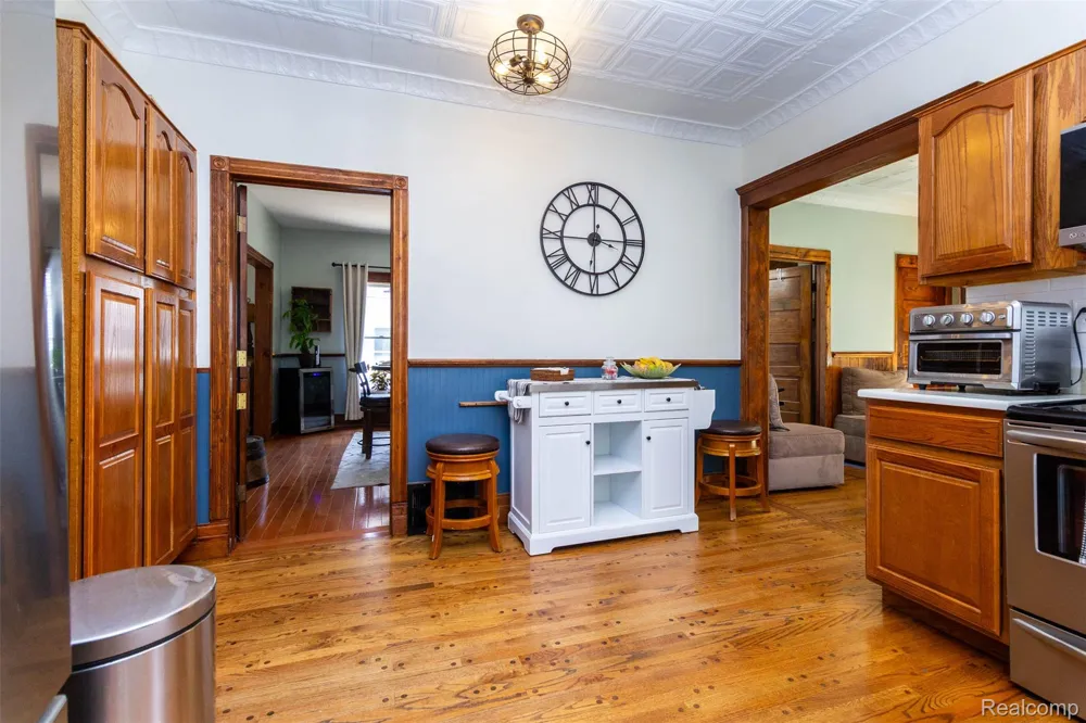 33709 Grand River Avenue Farmington City, MI 48335