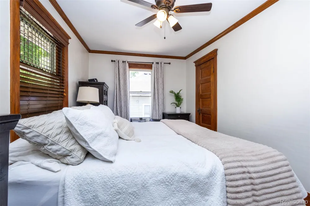 33709 Grand River Avenue Farmington City, MI 48335