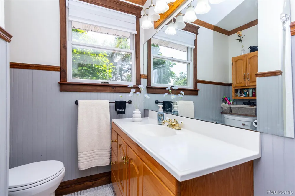 33709 Grand River Avenue Farmington City, MI 48335