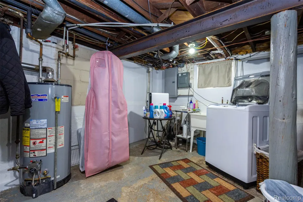33709 Grand River Avenue Farmington City, MI 48335