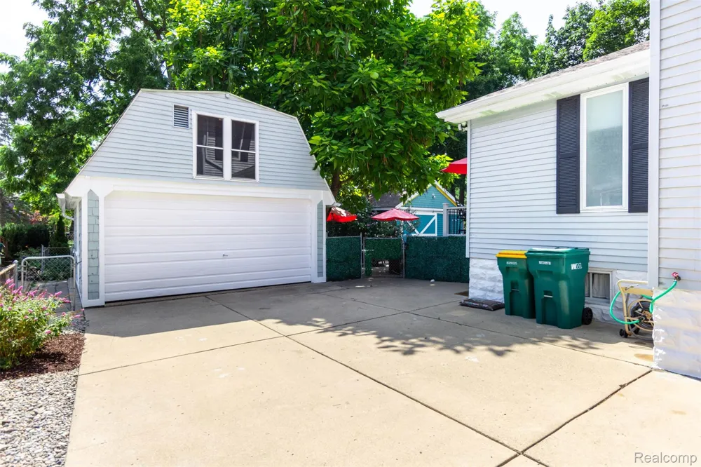 33709 Grand River Avenue Farmington City, MI 48335
