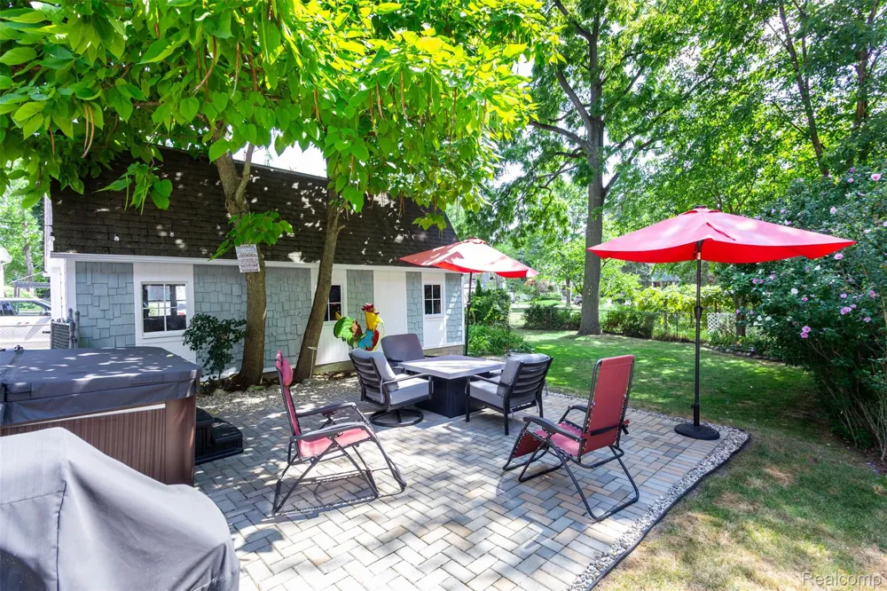 33709 Grand River Avenue Farmington City, MI 48335
