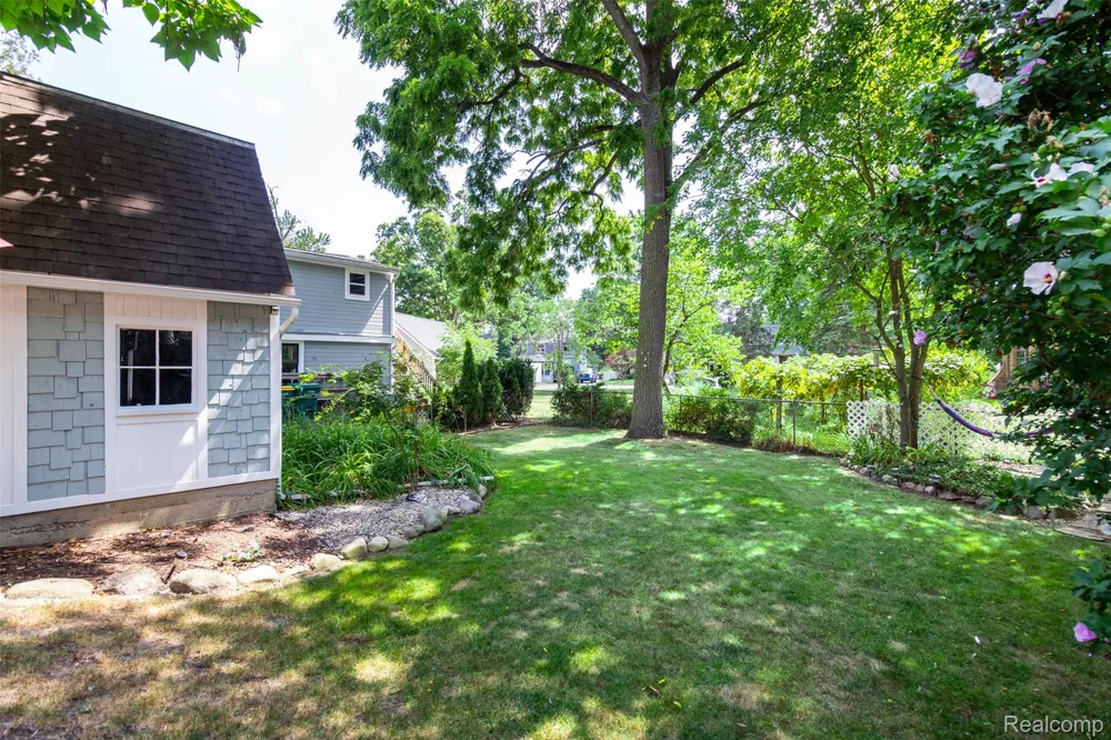 33709 Grand River Avenue Farmington City, MI 48335