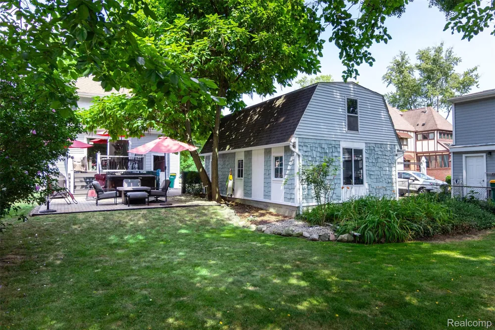 33709 Grand River Avenue Farmington City, MI 48335