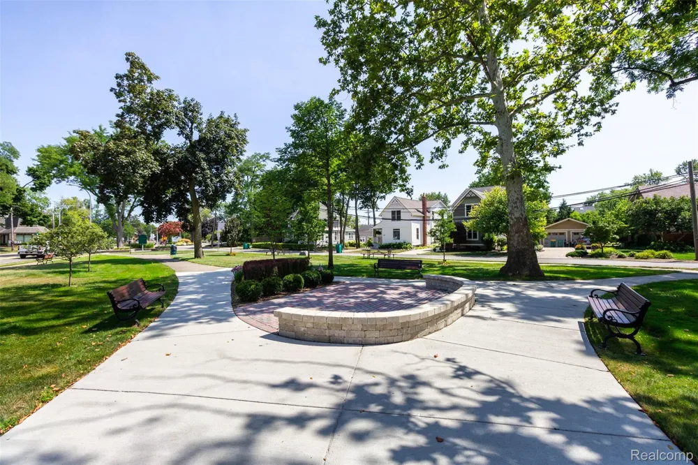 33709 Grand River Avenue Farmington City, MI 48335