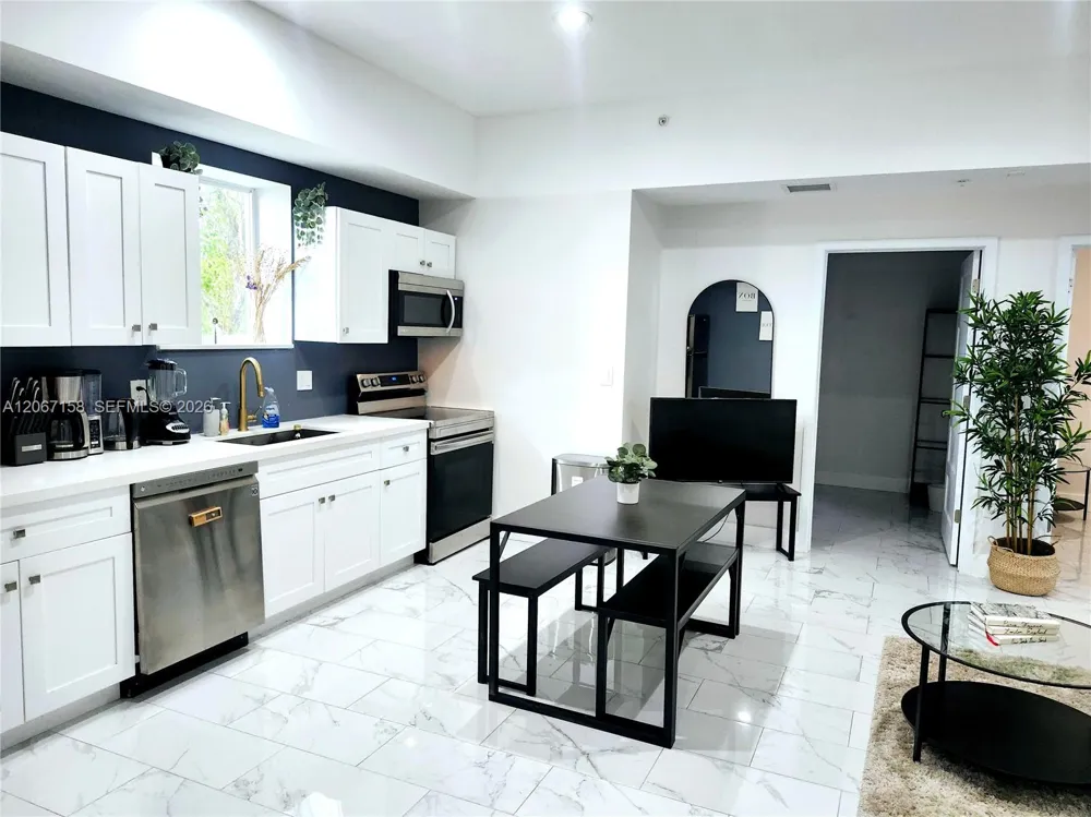 1860 NW 24th Ave #302 Miami, FL 33125