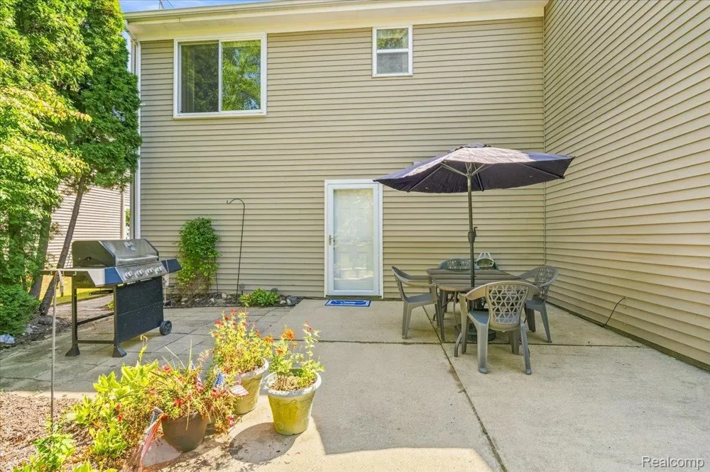 606 Thornhill Court Belleville City, MI 48111
