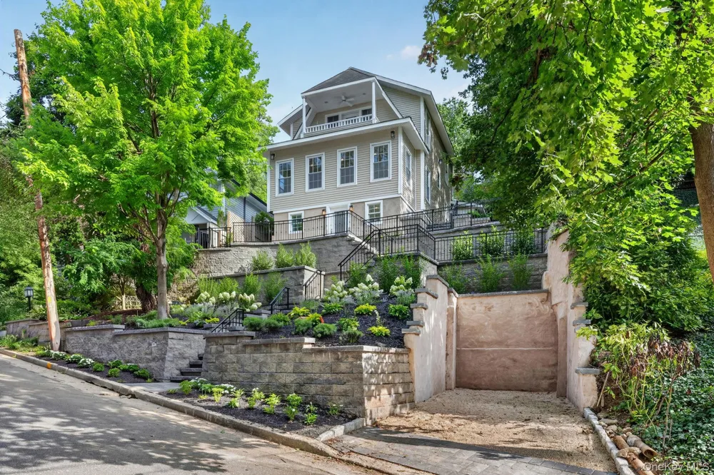 111 Altamont Avenue Sea Cliff, NY 11579