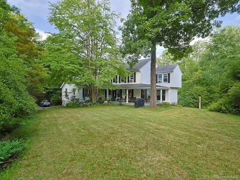1215 Route 211 W