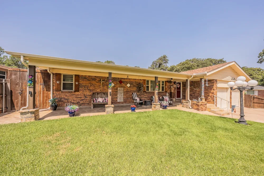 1045 Valentine Street Hurst, TX 76053