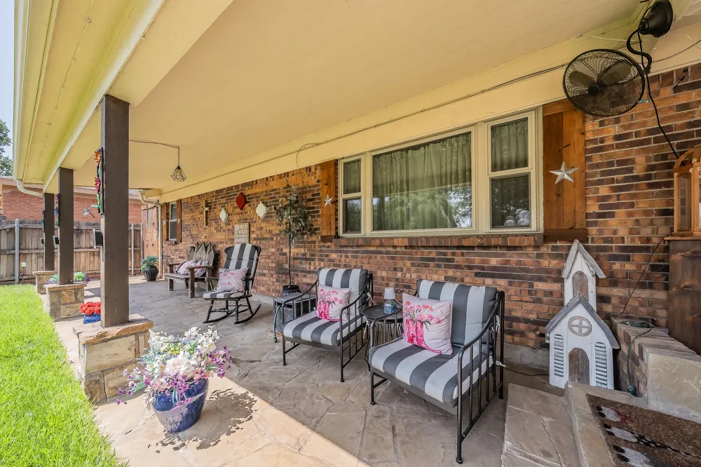 1045 Valentine Street Hurst, TX 76053