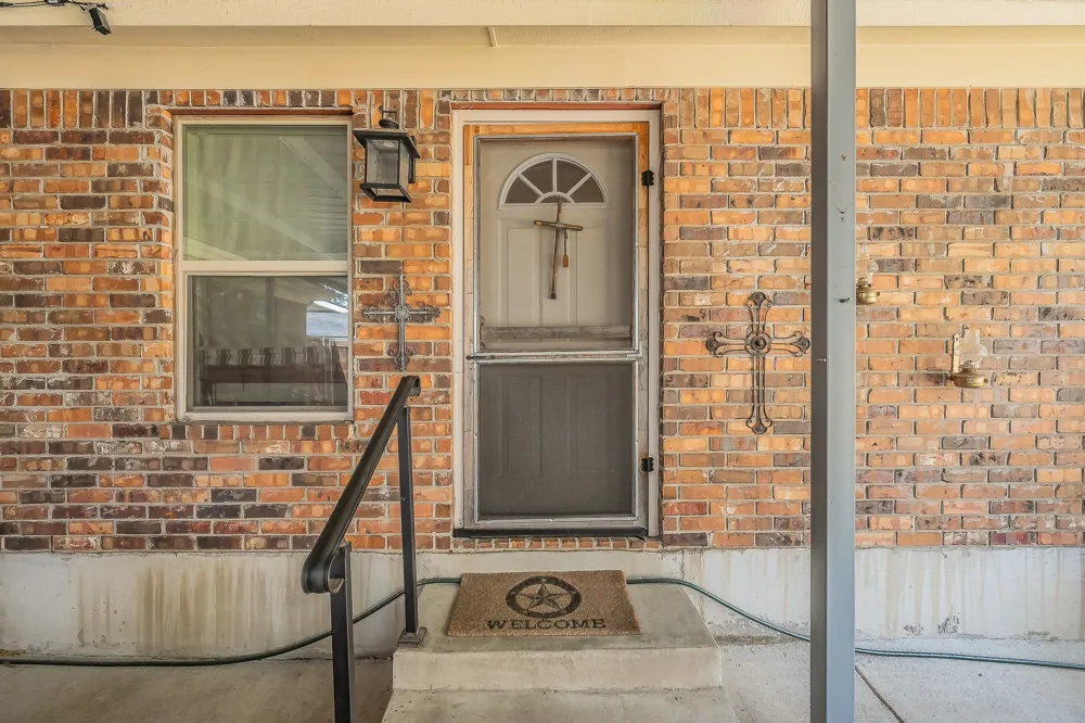1045 Valentine Street Hurst, TX 76053