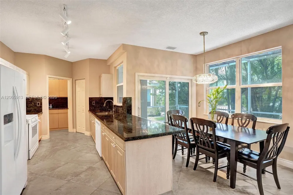 9308 NW 8th Cir Plantation, FL 33324