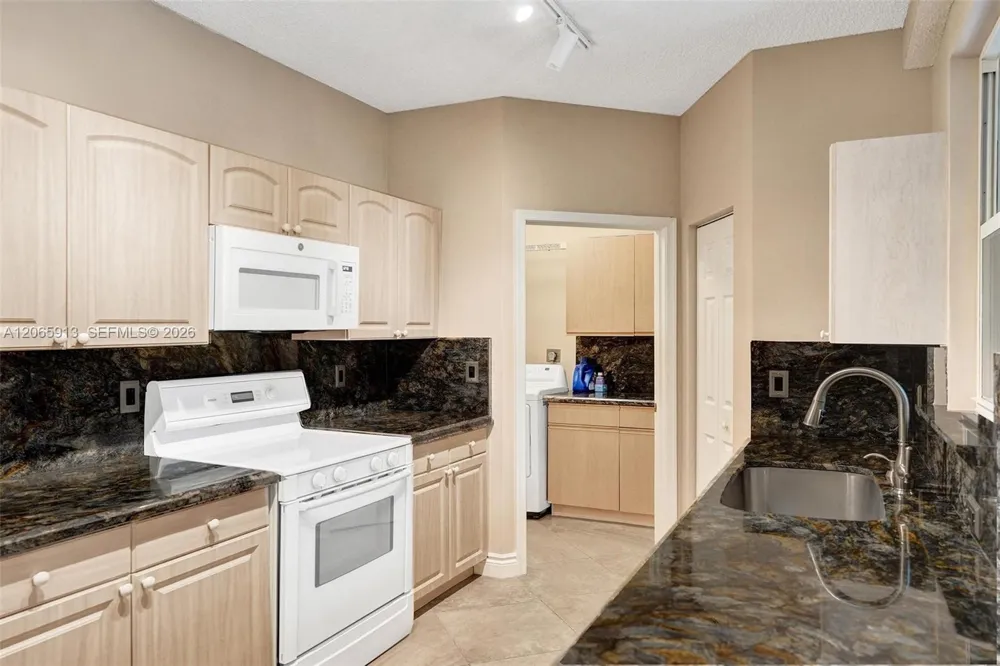 9308 NW 8th Cir Plantation, FL 33324